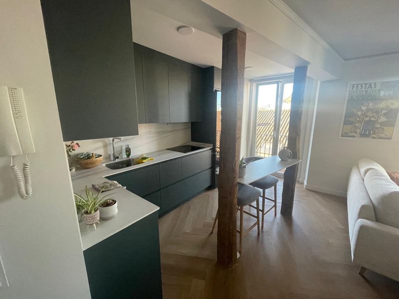 Cocina con encimera y frente porcelánicos